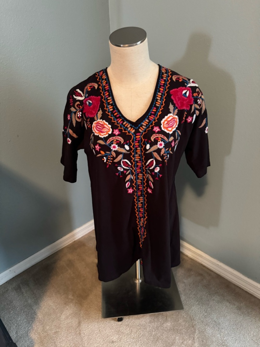 Caine Embroidered V-Neck Floral Tunic Top - Black